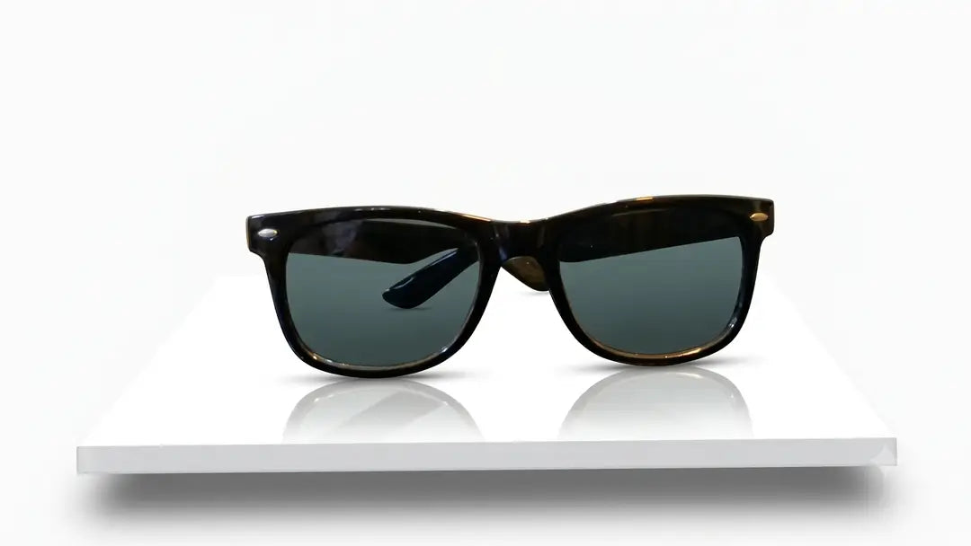 Classic black wayfarer sunglasses with mirror-coated UV400 lenses for men and women